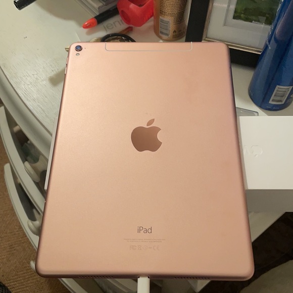 iPad Pro 9.7-Inch with Wi-Fi + GSM/CDMA + LTE - Picture 3 of 3